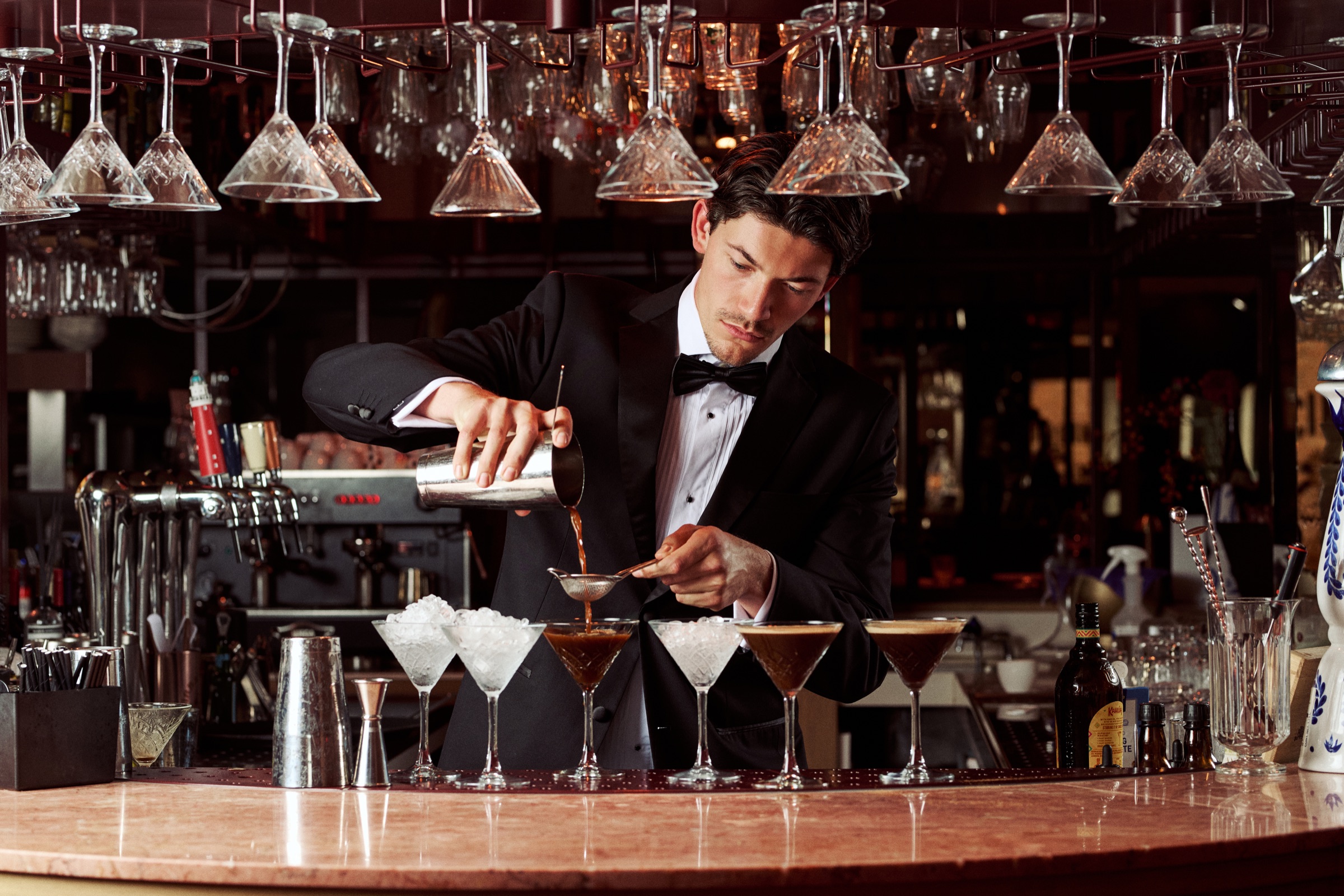 Cocktailservice aan de bar van Restaurant Cin Cin