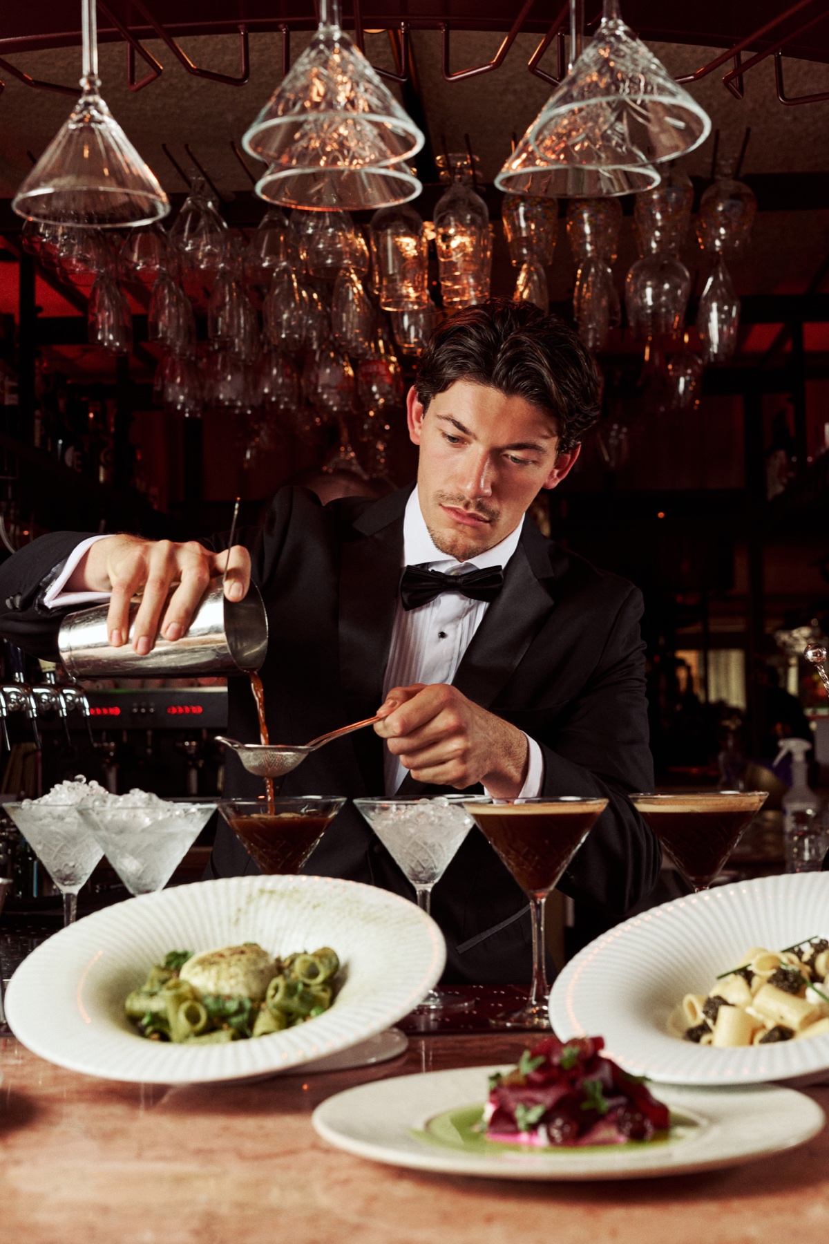 De bartender van Cin Cin serveert aan de bar