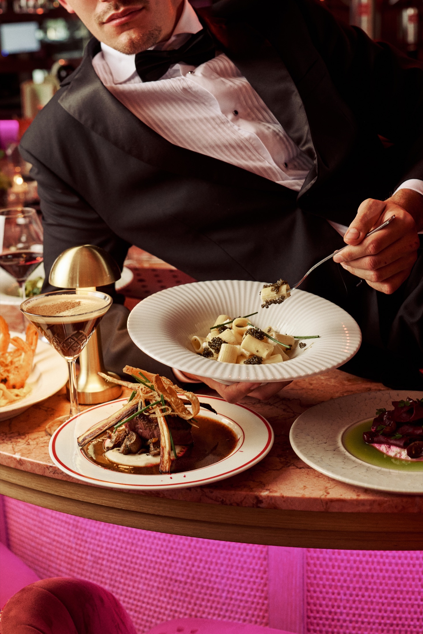 Gastvrije bediening met gerechten en cocktails